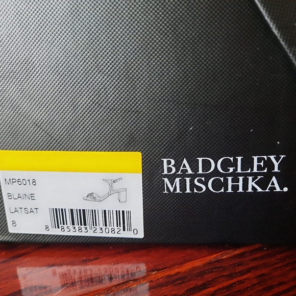Badgley Mischka Block Heel Shoes - Picture 2 of 4